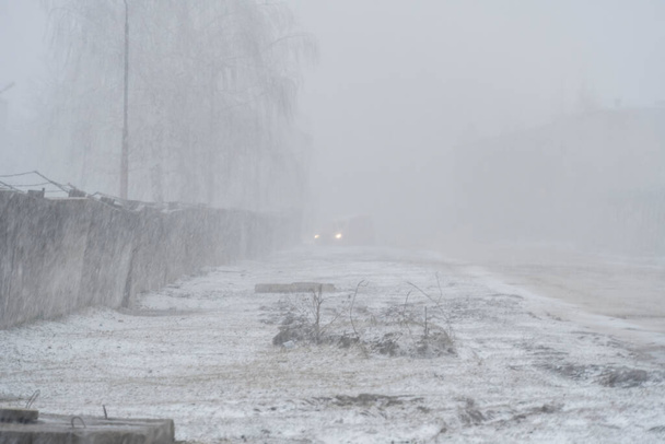Tiiliaita piikkilangalla lumisena päivänä - Valokuva, kuva