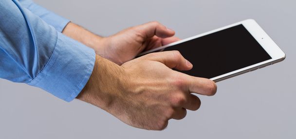 White tablet pc in hands - Фото, зображення