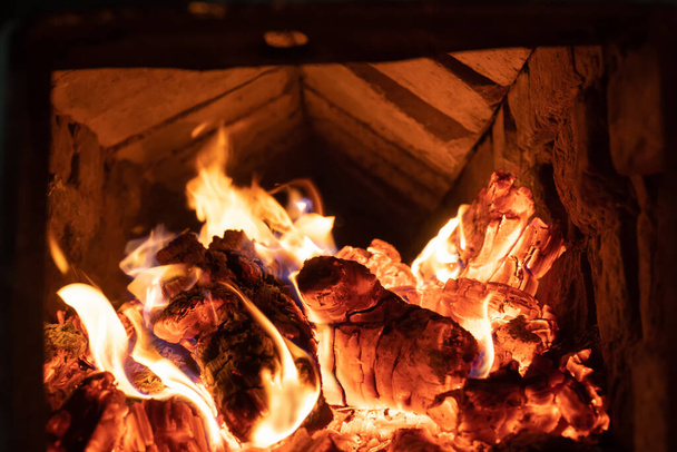 Gros plan du bois brûlé dans le poêle, cheminée. Le concept de chauffage, de chauffage, de feu et de confort - Photo, image