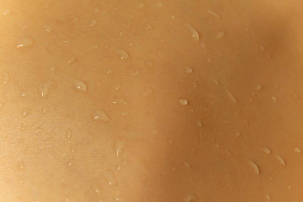 Wassertropfen auf der menschlichen Haut in der Makrofotografie, Hintergrund - Foto, Bild