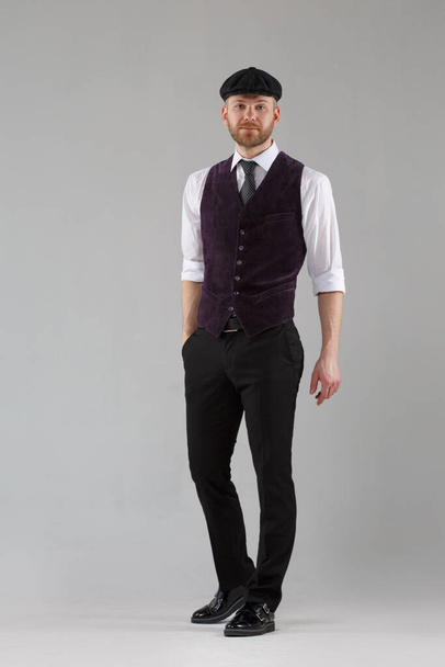 Full length young bearded man in stylish clothes and cap isolated on gray background. - Foto, Imagem