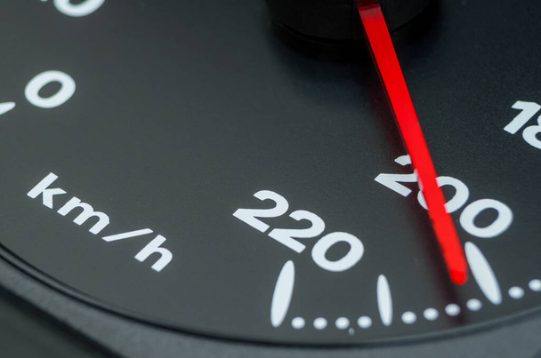 Gros plan d'un compteur de vitesse dans une voiture, à 200 km / h - Photo, image