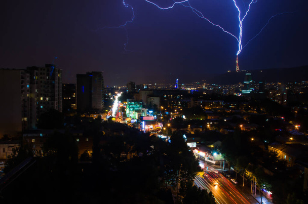 νυχτερινή θέα και αστραπή στην πόλη, Γεωργία - Φωτογραφία, εικόνα