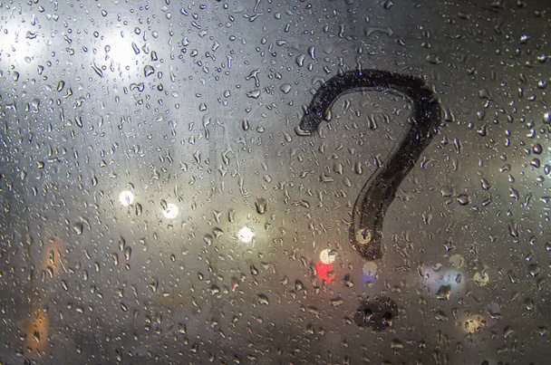 Jesienny deszcz, napis na spoconej szklance - znak zapytania - Zdjęcie, obraz