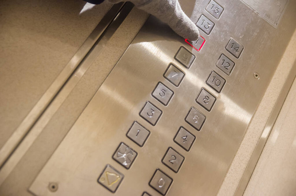 Mão pressiona o botão do elevador do décimo primeiro andar - Foto, Imagem
