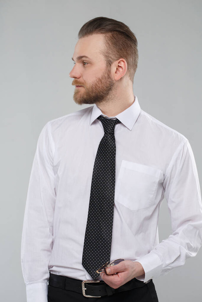 Stylish white man in casual office wear isolated on a gray background. - Valokuva, kuva