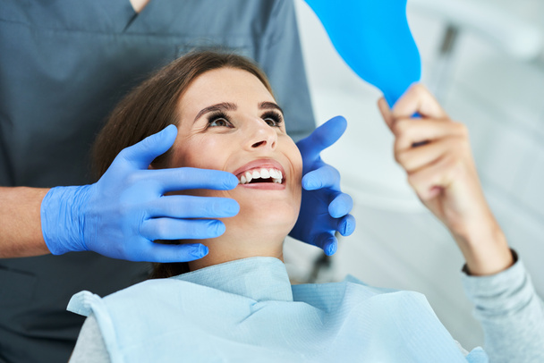 Άντρας οδοντίατρος και γυναίκα στο οδοντιατρείο - Φωτογραφία, εικόνα