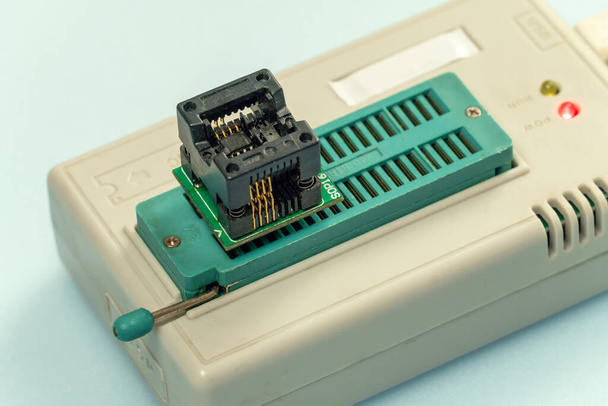 Programozó chip segítségével soic8 adapter programozni a chipet. Technológia. - Fotó, kép