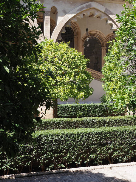 スペインのサラゴサ市の宮殿の美しさの中庭-垂直 - 写真・画像