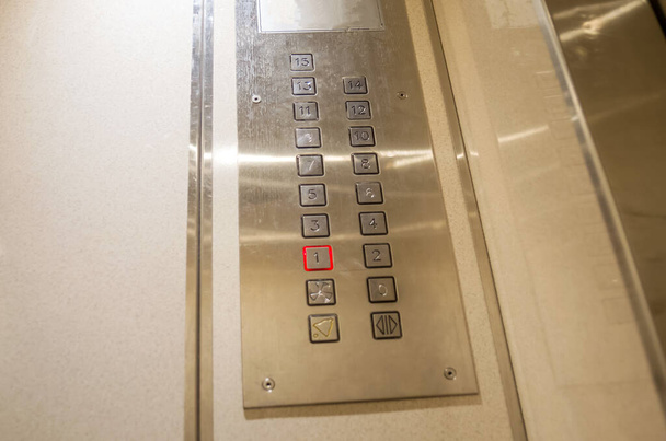 tarcza ze stali nierdzewnej windy pasażerskiej z świecącymi przyciskami - Zdjęcie, obraz