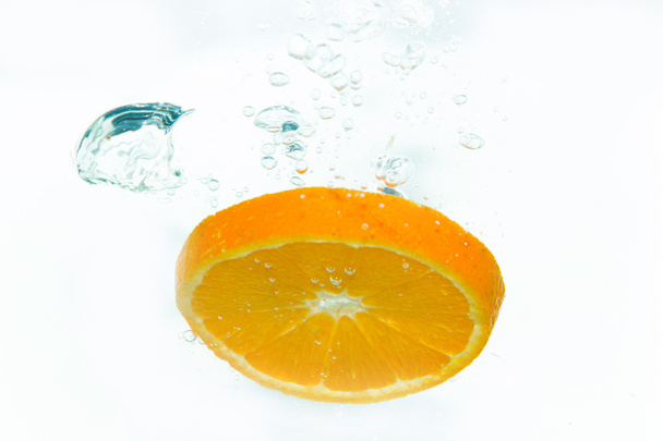 Naranja en agua salpicada
 - Foto, Imagen