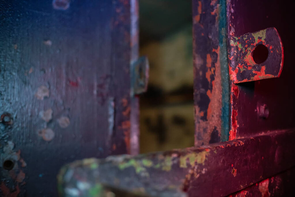 відкриті старі металеві гаражні двері у світлі поліцейських маяків у темряві. концепція злому, пограбування
 - Фото, зображення