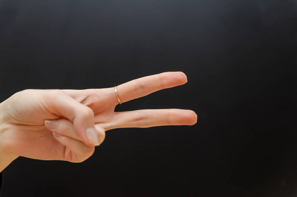 Main féminine montrant deux doigts dans la paix, symbole de victoire ou ciseaux. Isolé avec chemin de coupe. - Photo, image