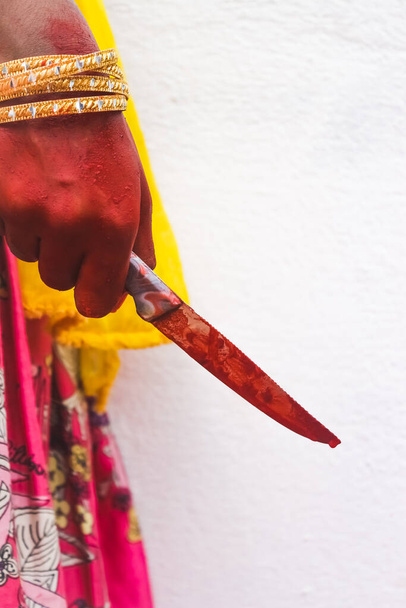 Nainen tappoi sarjaraiskaajan verisellä veitsellä suojellakseen itseään raiskaajalta.. - Valokuva, kuva