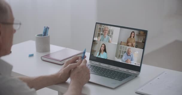 Online Work Team Meeting or Family Call in Group Video Conference on Laptop in Home Office Щасливі люди говорять і посміхаються Коллегам через Інтернет. Самоізоляція під час пандемії - Кадри, відео