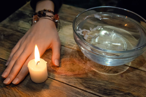 Věštění se svíčkou na vodě. pojem magie, věštění - Fotografie, Obrázek