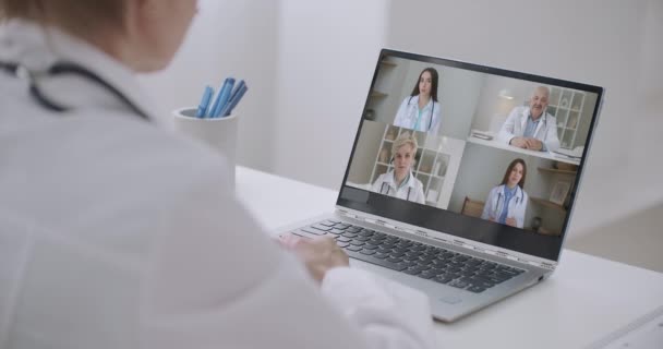 Detailní záběr mladé ženy mluvit o videohovoru konzultovat s různými lékaři kolegy, žena pacient mají on-line konzultace s GP nebo lékaři, zdravotní sestra na konferenci Webcam s kolegy - Záběry, video