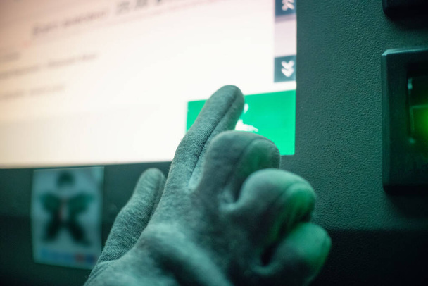女性の手袋をはめた手は、タッチスクリーンinfokiosk夜に押す - 写真・画像