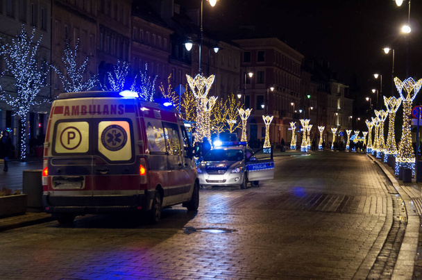 Патруль і медична допомога під час різдвяних канікул у Варшаві. - Фото, зображення
