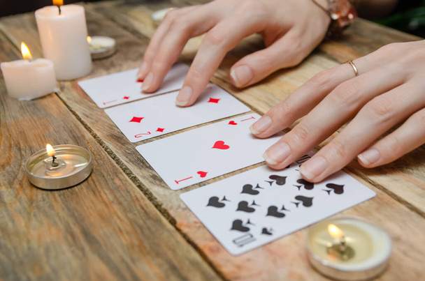 Hände Wahrsagerin, Karten, Kerzen auf einem Holztisch. Konzept der Weissagung, Magie. - Foto, Bild