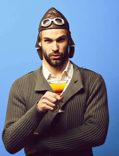 bearded pilot with cocktail in glass - Foto, immagini