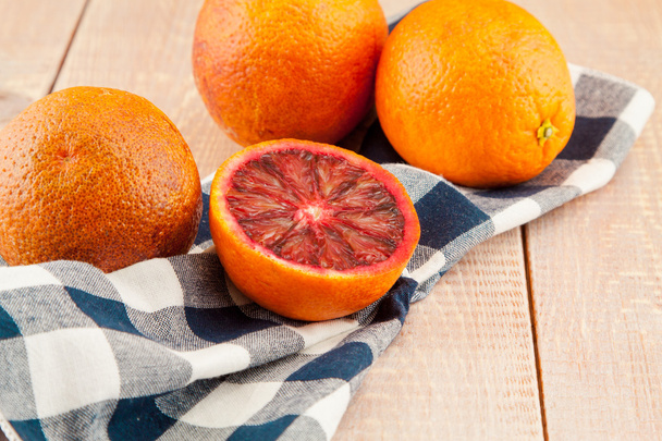 oranges rouges mûres et tranches de sang avec serviette avec une serviette
 - Photo, image
