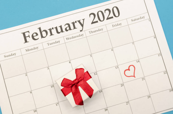 Valentine's day is marked with a heart on the calendar, there is a box with a ring next to it. Concept of Valentine's day, holiday - Valokuva, kuva