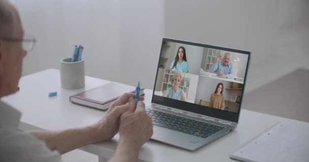Pessoa Usando a tecnologia de videoconferência na cozinha para videochamada com colegas em casa e nos escritórios - Filmagem, Vídeo
