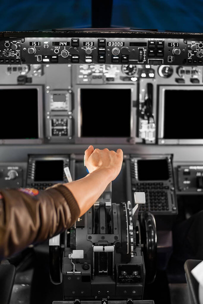 Lentokoneen ohjaamon työntövivut, joiden päällä on käsi lentoonlähtöä varten - Valokuva, kuva