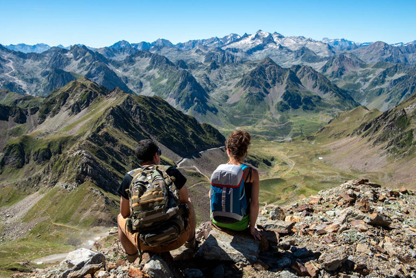 jeune couple de randonneurs dans les Pyrénées françaises - Photo, image