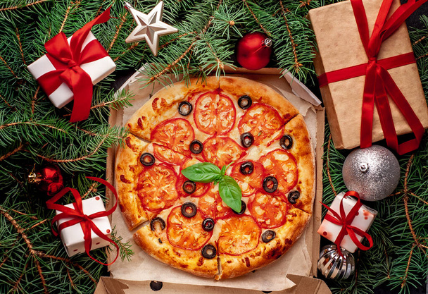 Joulupizza margarita joulukoristeilla, lahjoilla, kuusella ja leluilla - Valokuva, kuva
