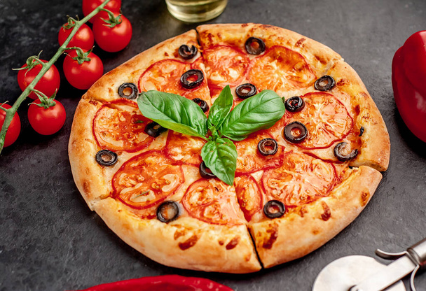 pizza margarita z liśćmi bazylii na kamiennym tle - Zdjęcie, obraz