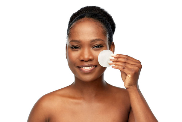 african woman cleaning face with cotton pad - Фото, зображення