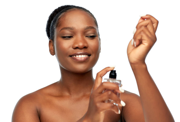 mladá africká americká žena s parfémem - Fotografie, Obrázek
