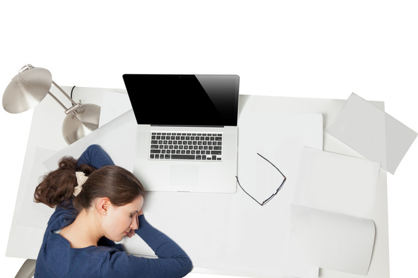 Ritratto dal punto più alto della giovane donna che dorme sul posto di lavoro
 - Foto, immagini