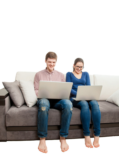 fiatal pár ül a kanapén laptop fénykép - Fotó, kép