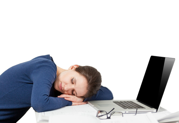 πορτρέτο του κουρασμένος νεαρή γυναίκα που κοιμούνται στο χώρο εργασίας - Φωτογραφία, εικόνα