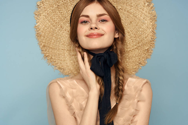 頭の上にピグテールの帽子を持つロマンチックな人々グレーの背景モデルドレス - 写真・画像