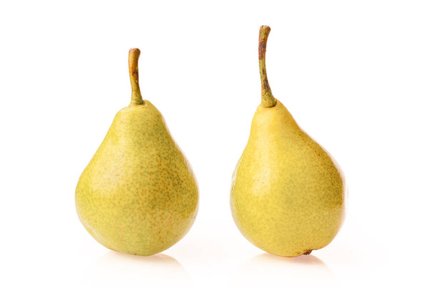 keltaiset kypsät orgaaniset päärynät. Studio eristää lähikuva valkoisella taustalla - Valokuva, kuva