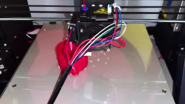 Une imprimante 3D moderne au travail. Macro photographie d'une machine CNC qui crée indépendamment un objet volumétrique. Le concept des technologies modernes et la robotisation de la production - Séquence, vidéo