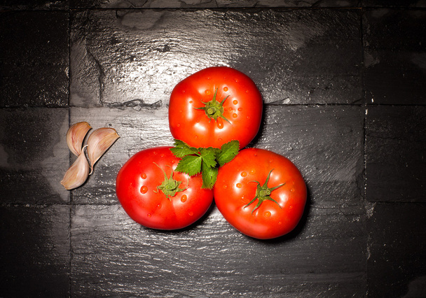 Tuoreita tomaatteja. Terveelliset ja orgaaniset elintarvikkeet
 - Valokuva, kuva