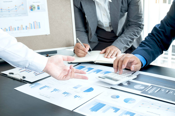 Три бізнес-лідери говорять про графіки, фінансові графіки показують результати аналізу та розрахунку стратегій планування, процесів побудови успіху бізнесу
. - Фото, зображення