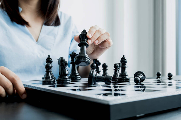 Las manos de las empresarias que mueven ajedrez en competiciones de ajedrez demuestran liderazgo, seguidores y planes estratégicos, procesos de construcción de éxito empresarial y trabajo en equipo. - Foto, Imagen