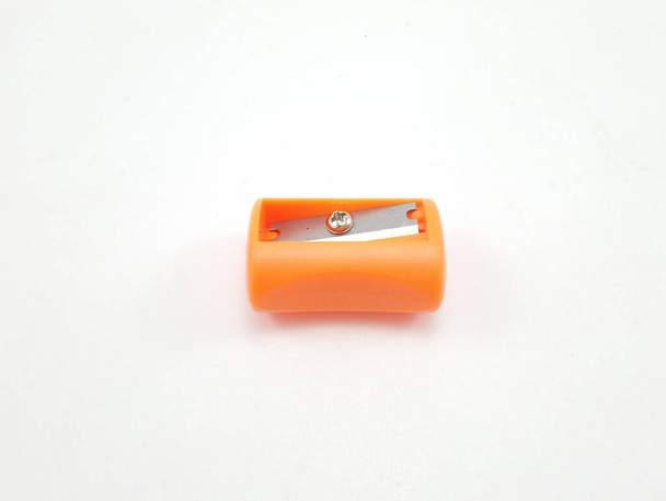 Oranssi käsikäyttöinen kynä teroitin käyttää teroittaa tylsä kyniä - Valokuva, kuva