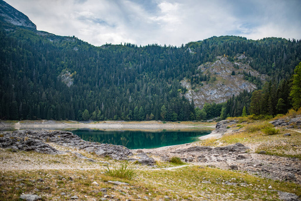 Fekete-tó vagy Crno jezero a Durmitor-hegyen Zabljak város közelében, Észak-Montenegróban. - Fotó, kép