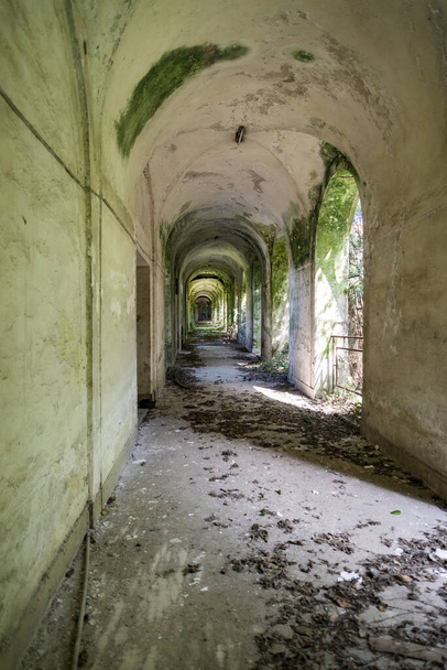 Espacio interior en el manicomio abandonado, Leonardo Bianchi, en Nápoles, Italia. - Foto, imagen