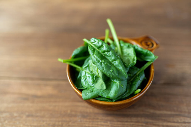 Свежие листья шпината. Концепция здорового питания - Фото, изображение