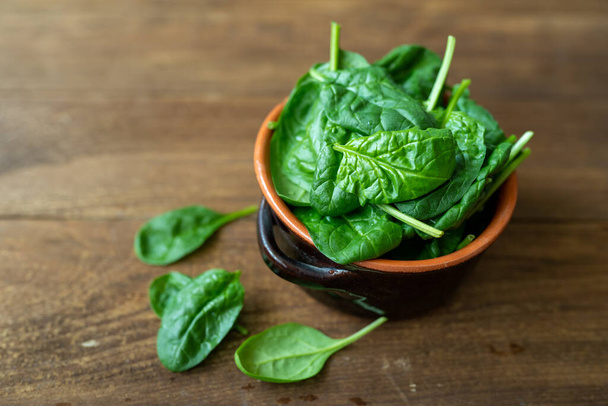 新鮮なベビーほうれん草の葉。健康的な食事のコンセプト - 写真・画像
