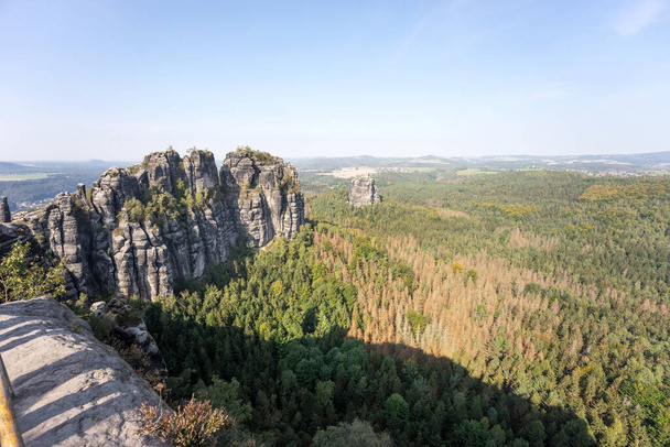Uitzicht op de Schrammstein rotsen in Saksisch Zwitserland. Saksen. Duitsland - Foto, afbeelding