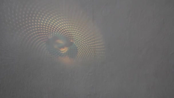 Színes zöld sugár kúszik végig a szürke fal - Felvétel, videó